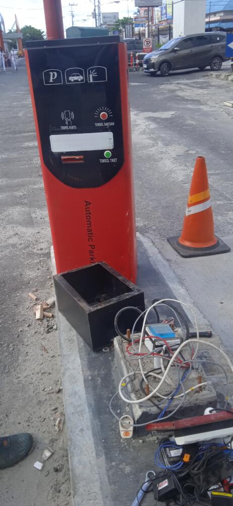 Dispenser parkir tertabrak pengunjung