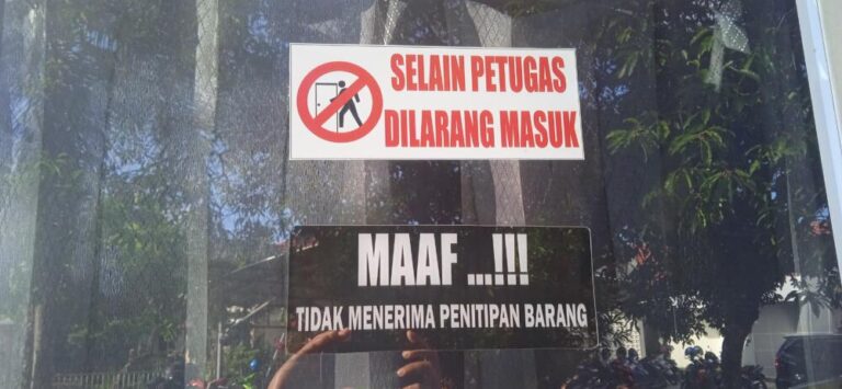 Pasang stiker himbauan dan pemberitahuan loket keluar kasir