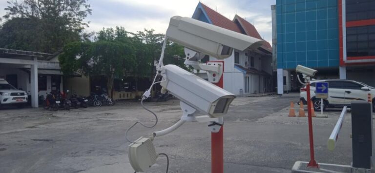 Instalasi kamera zoom CCTV gin2r2