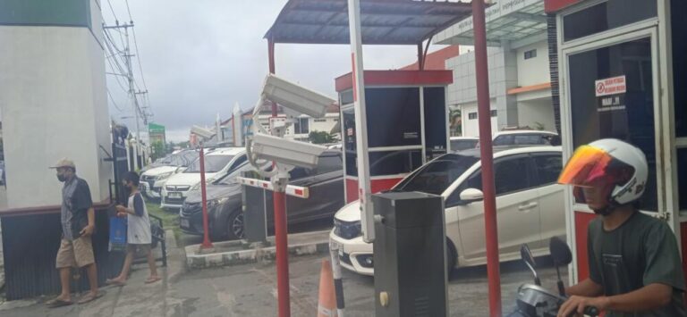 Instalasi kamera CCTV mode zoom pada gerbang keluar kendaraanmotor